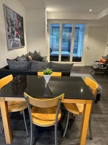 Stunning Flat With Parking Free Near Sutton Station Lägenhet Cheam Exteriör bild