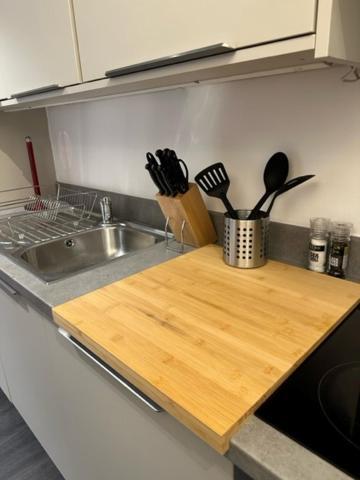 Stunning Flat With Parking Free Near Sutton Station Lägenhet Cheam Exteriör bild